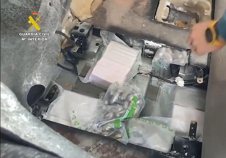 The Civil Guard opens the secret hatch where the drug dealer hid the 20 kilos of methamphetamine.
