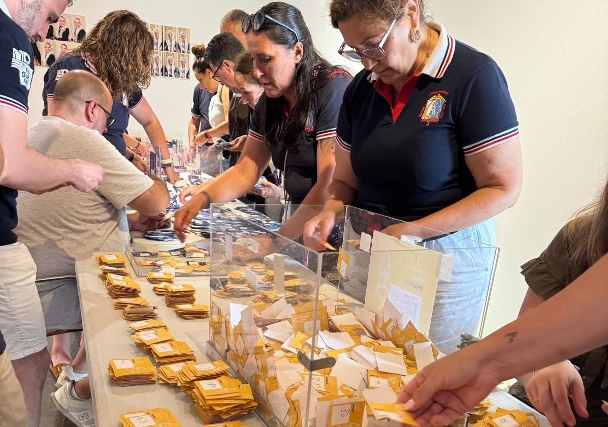 Vote counting for the ninot exhibition.