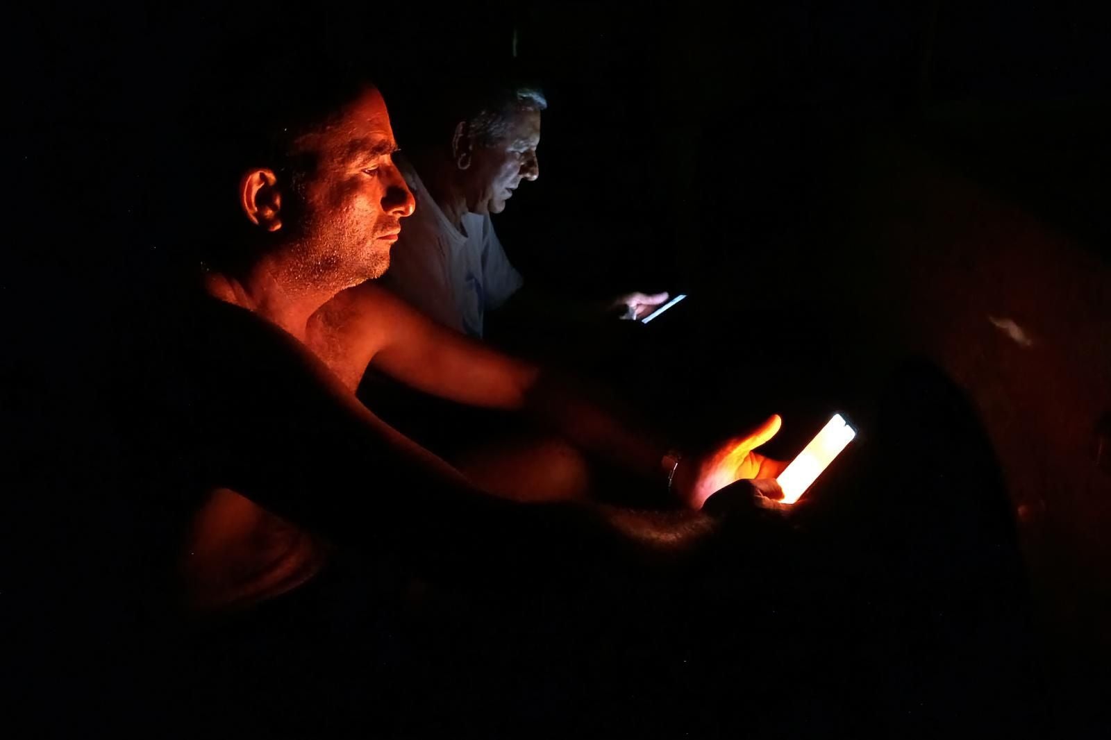 Imagen principal - Alicante comienza a vivir noches tórridas con mínimas por encima de 25 grados