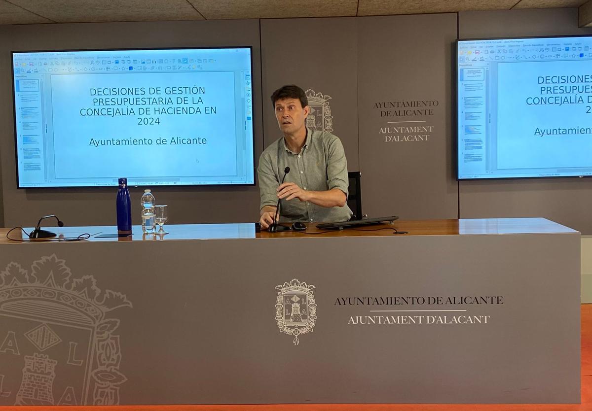 El concejal de Hacienda, Toni Gallego, durante su intervención.