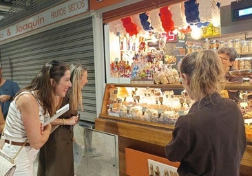 Homenajes, bacores y el Foguet en los escaparates de Alicante durante las Hogueras