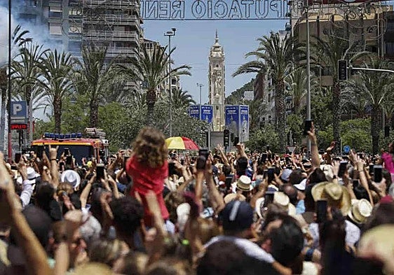 A la llum d'una foguera, l'estiu comença ací