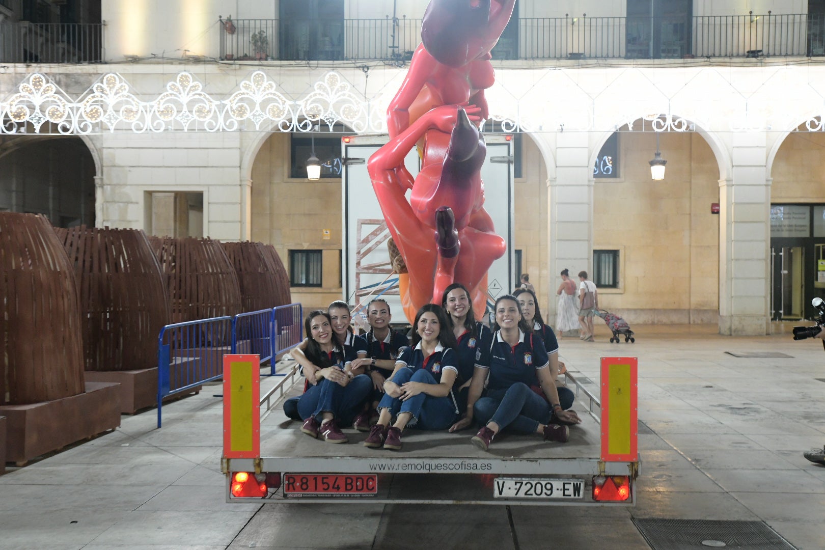 La hoguera oficial de Alicante llena la plaza del Ayuntamiento