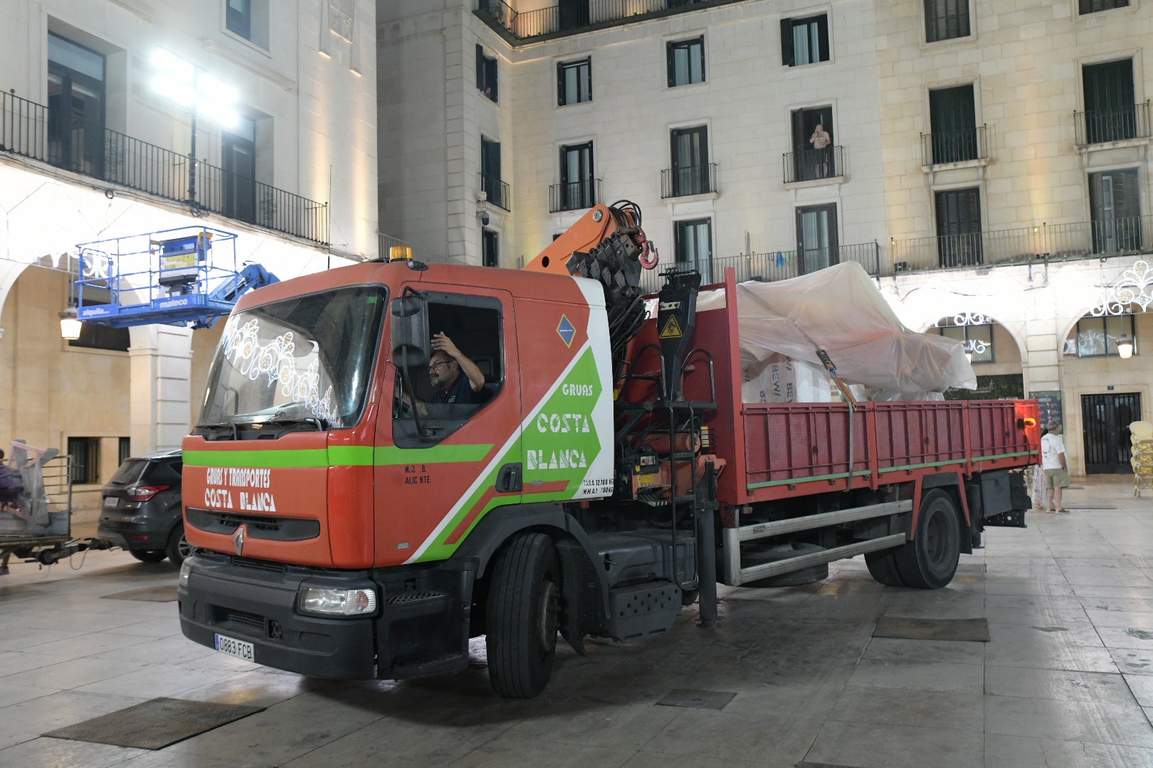 La hoguera oficial de Alicante llena la plaza del Ayuntamiento