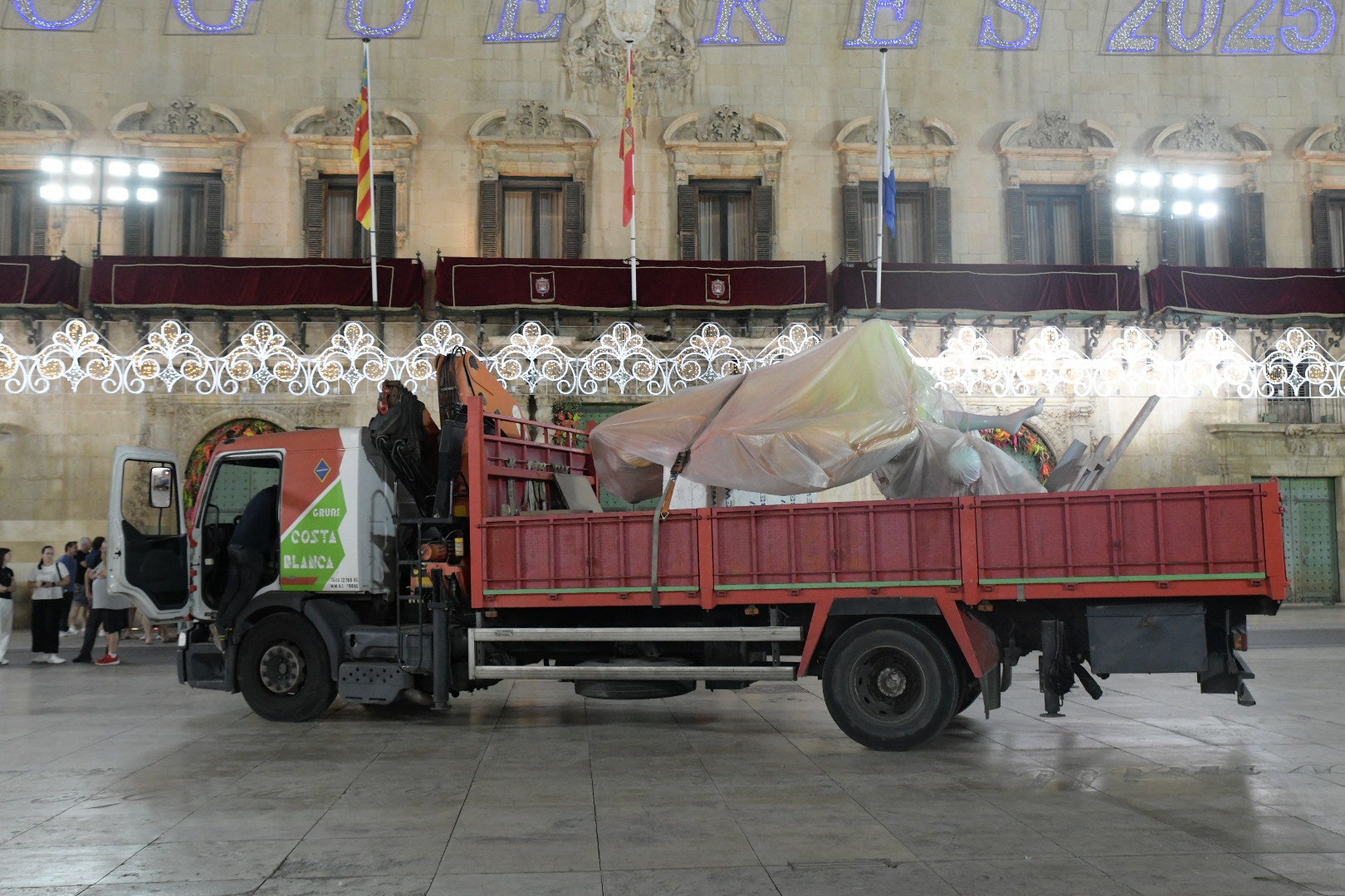 La hoguera oficial de Alicante llena la plaza del Ayuntamiento