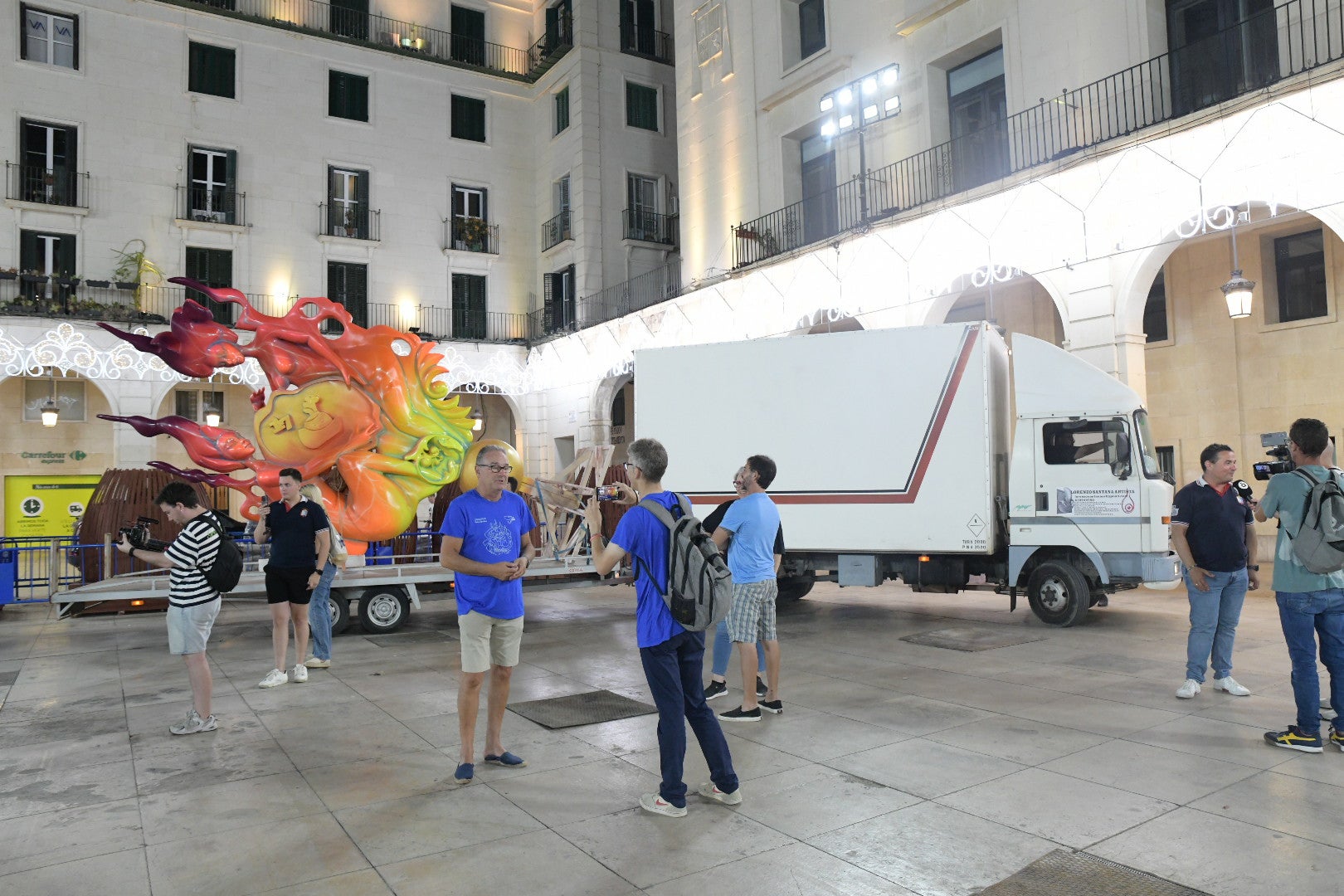 La hoguera oficial de Alicante llena la plaza del Ayuntamiento