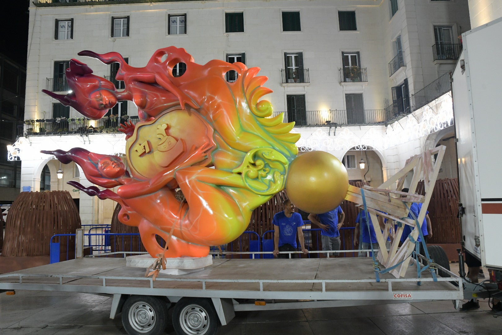 La hoguera oficial de Alicante llena la plaza del Ayuntamiento