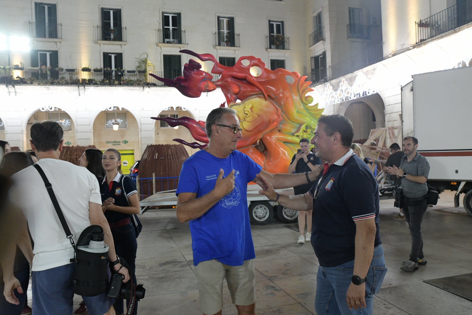 La hoguera oficial de Alicante llena la plaza del Ayuntamiento