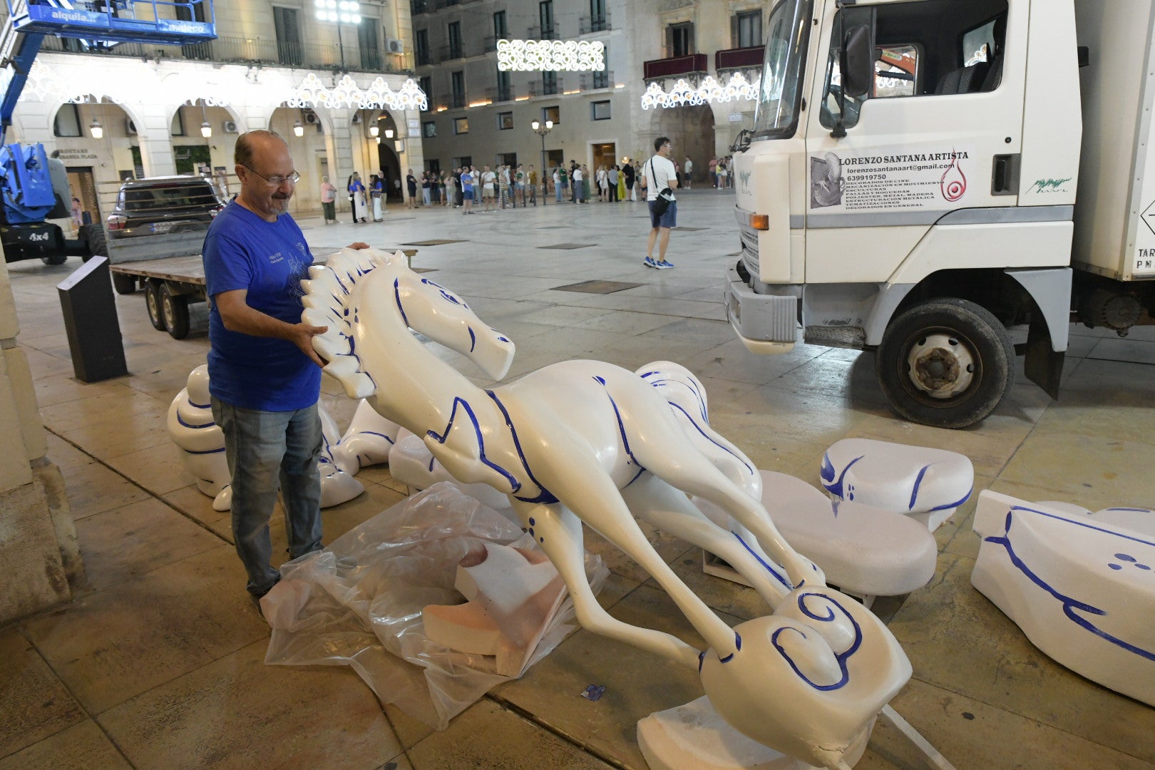La hoguera oficial de Alicante llena la plaza del Ayuntamiento