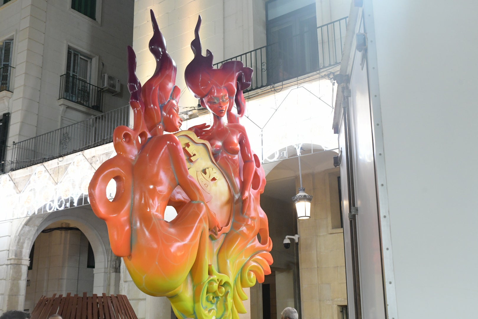 La hoguera oficial de Alicante llena la plaza del Ayuntamiento