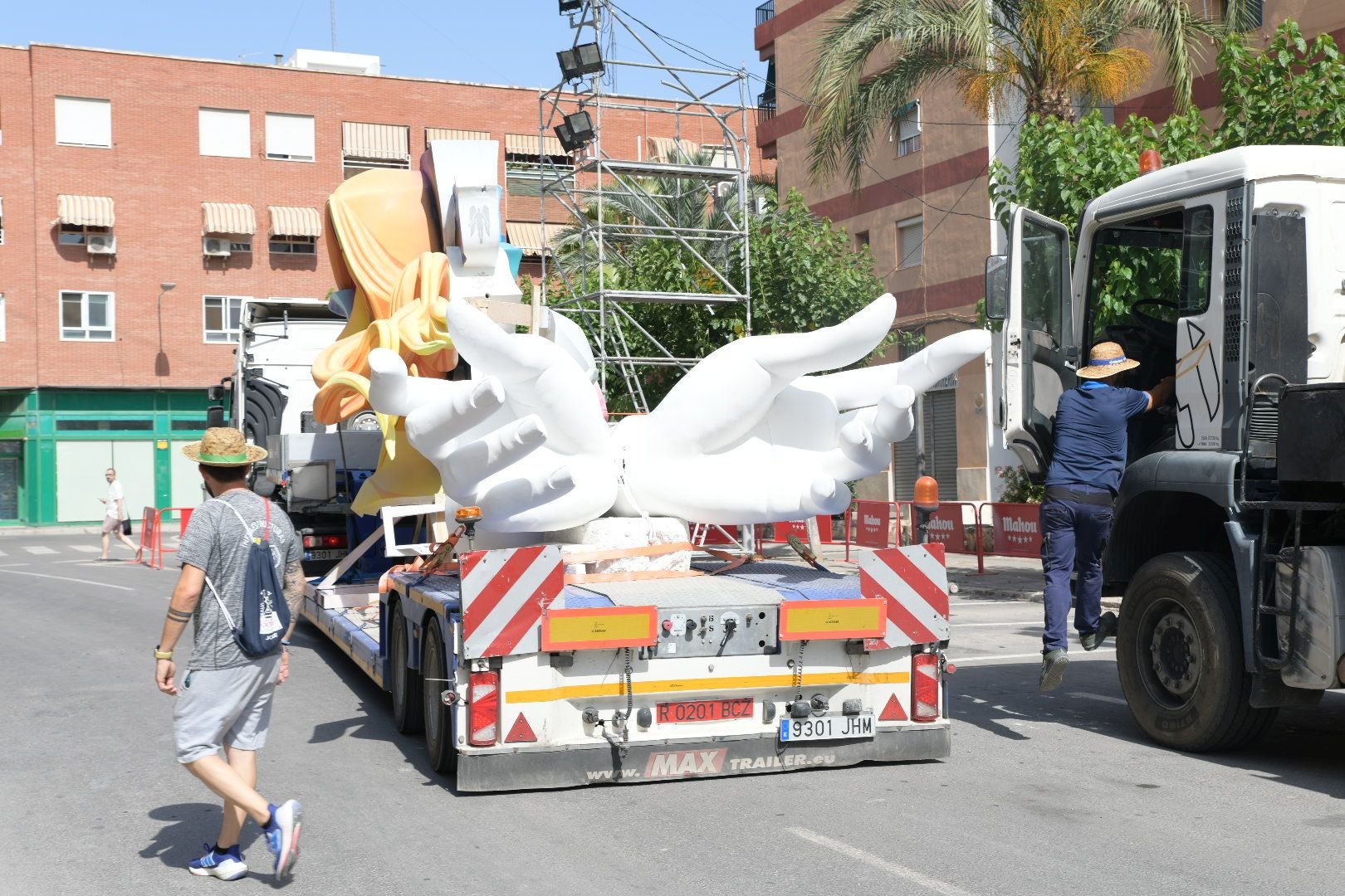 Las Hogueras toman ya las calles de Alicante