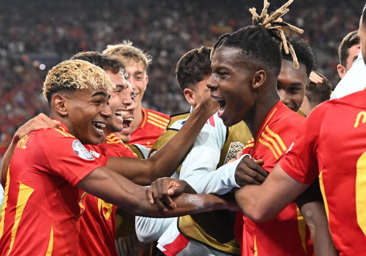 Lamine Yamal and Nico Williams celebrate a goal.