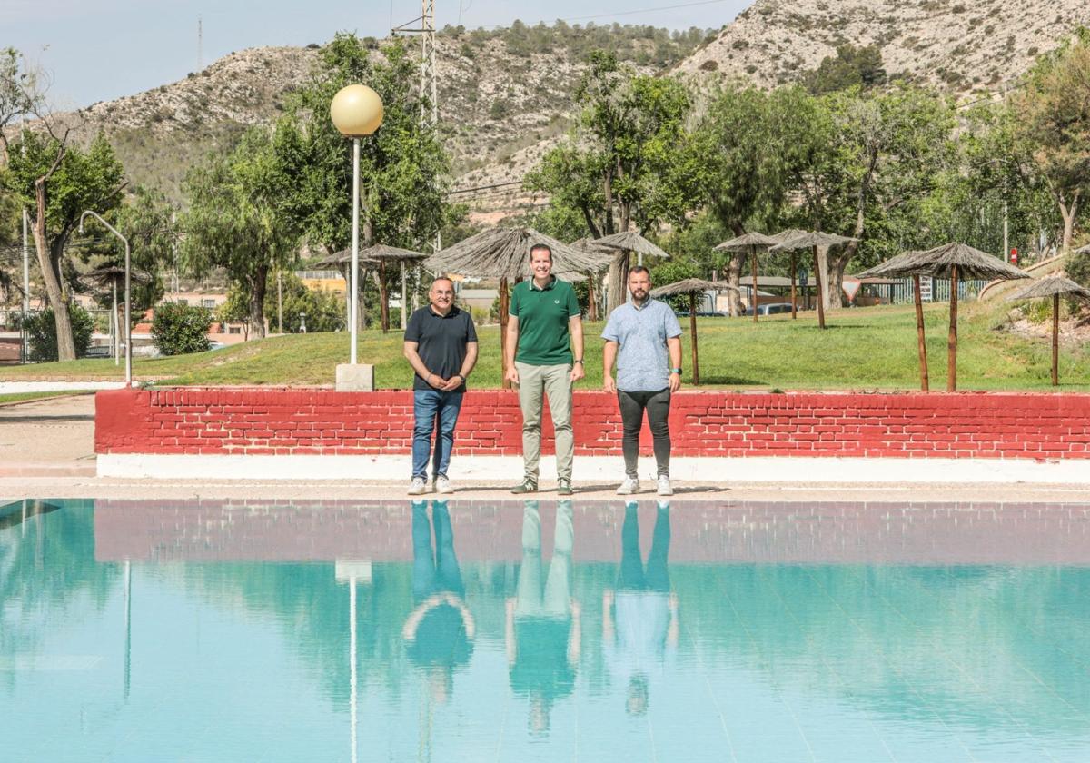 The Mayor of Elda, Rubén Alfaro (centre), at the San Crispín municipal pools.