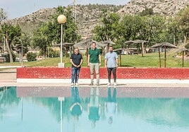 El alcalde de Elda, Rubén Alfaro (c), en las piscinas municipales de San Crispín.