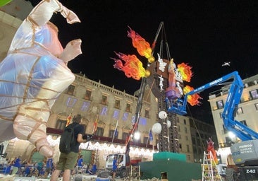 The flames of 'Identity' touch the sky of Alicante