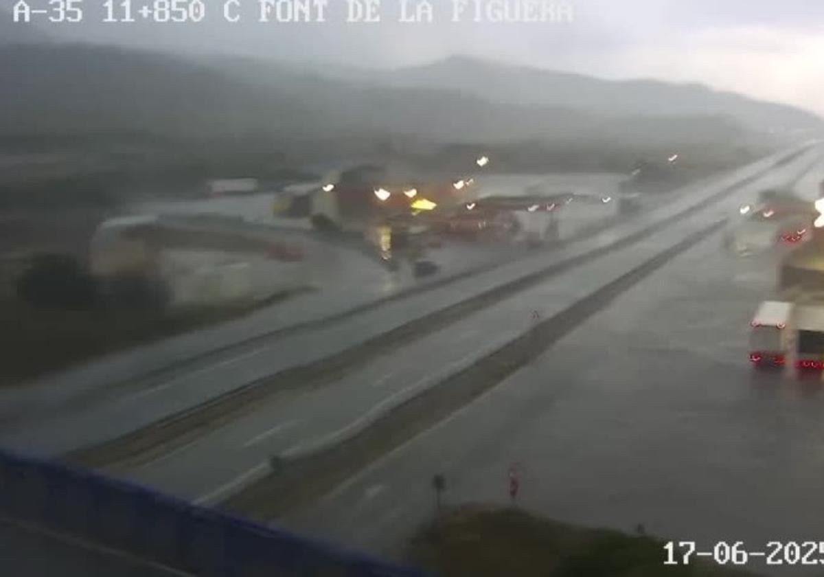 Situación de la A-35 esta tarde en La Font de la Figuera desde la cámara de la DGT