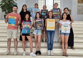 El concejal de Juventud de Sant Joan, presenta el programa con los jóvenes organizadores.
