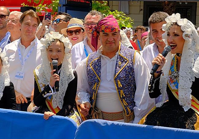 Las belleas del foc en su primera mascletà de Luceros.