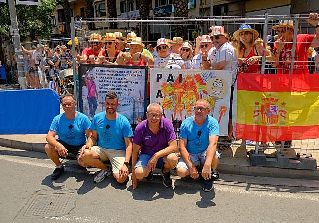 Equipo de la pirotecnia Crespo con una de las peñas tras la mascletà.
