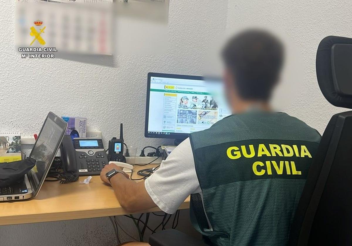 Imagen de archivo de un investigador de la Guardia Civil.
