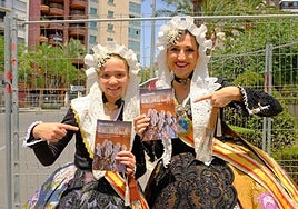 Las belleas del foc con la revista de Hogueras 2025 de TodoAlicante.