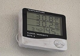 El termómetro registra temperaturas más altas en la comisaría de Elche que en la calle.