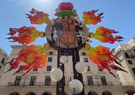 La Hoguera Oficial de Alicante, 'Identidad', plantada en la Plaza del Ayuntamiento.