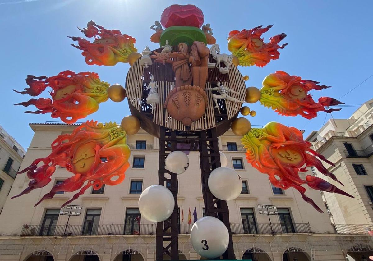 La Hoguera Oficial de Alicante, 'Identidad', plantada en la Plaza del Ayuntamiento.