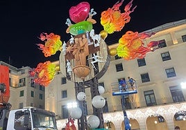 VÍDEO: La subida del remate de la hoguera oficial de Alicante, en un minuto