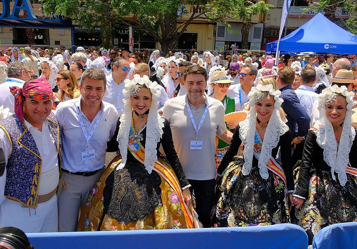 Imagen principal - Mazón en su llegada a la mascletà.