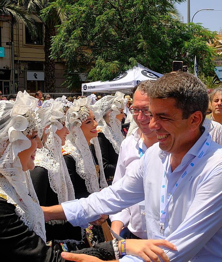 Imagen secundaria 2 - Mazón en su llegada a la mascletà.