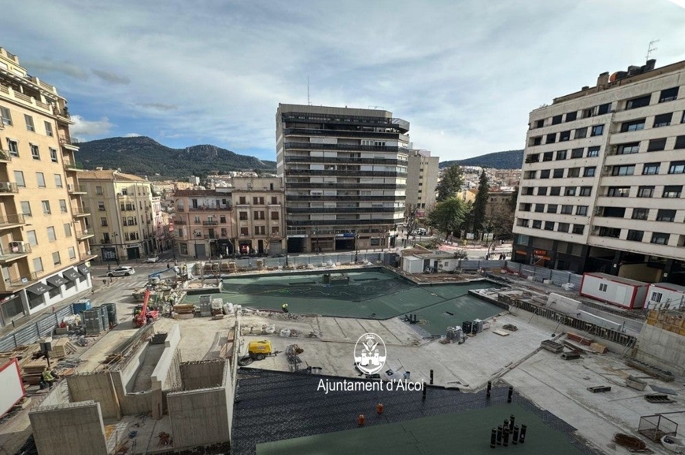 Obras en el parque de la Rosaleda de Alcoi, en cuyo subsuelo hay ubicado una zona de aparcamientos.