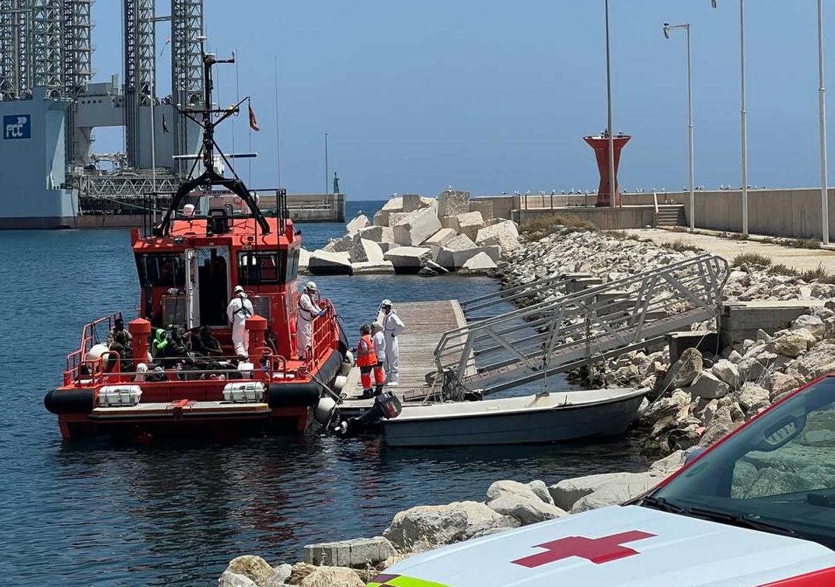 Recepción de los migrantes en el puerto.