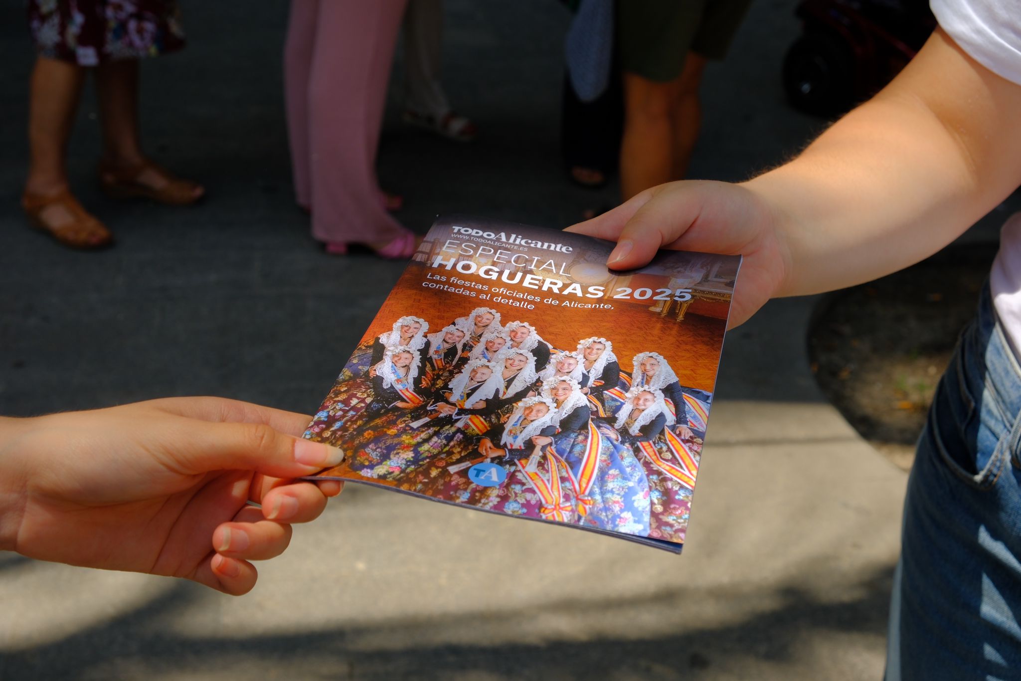 Los alicantinos se hacen con la revista de Hogueras de TodoAlicante