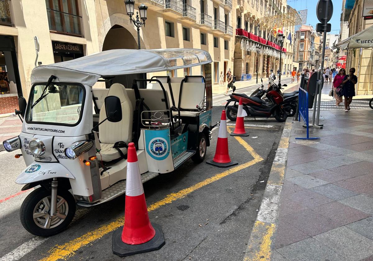 Tuc tuc parked in a loading and unloading zone on Altamira Street.