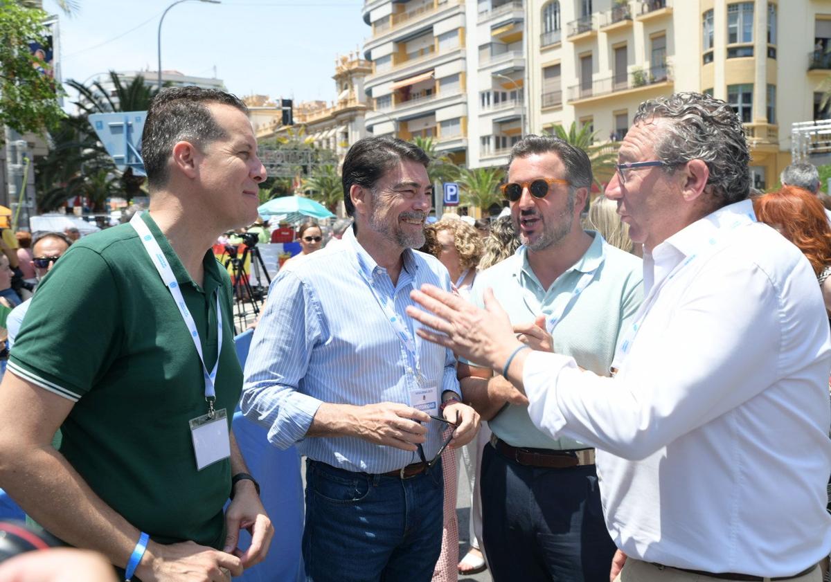 Imagen principal - 1. El socialista Rubén Alfaro con los populares, Toni Pérez (Diputación), Luis Barcala (Alicante) y Pablo Ruz (Elche). 2. Las belleas del foc dan inicio a la mascletà. 3. Los pirotécnicos saludan después del disparo