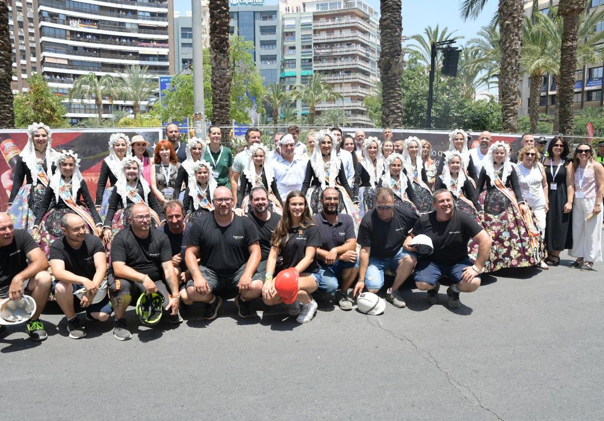 Fotografía de familia con los pirotécnicos tras el disparo.