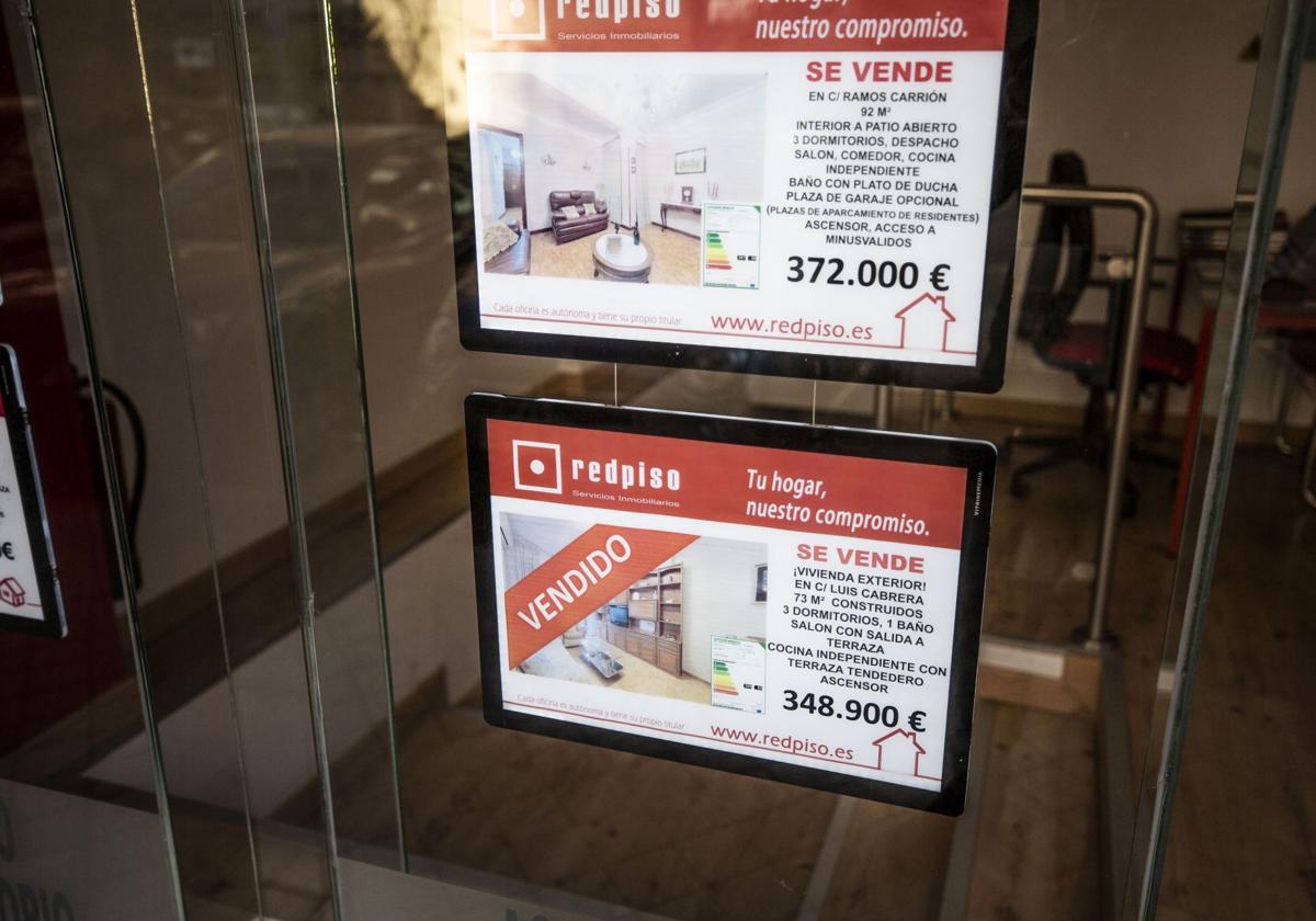 Anuncios de vivienda en una inmobiliaria.