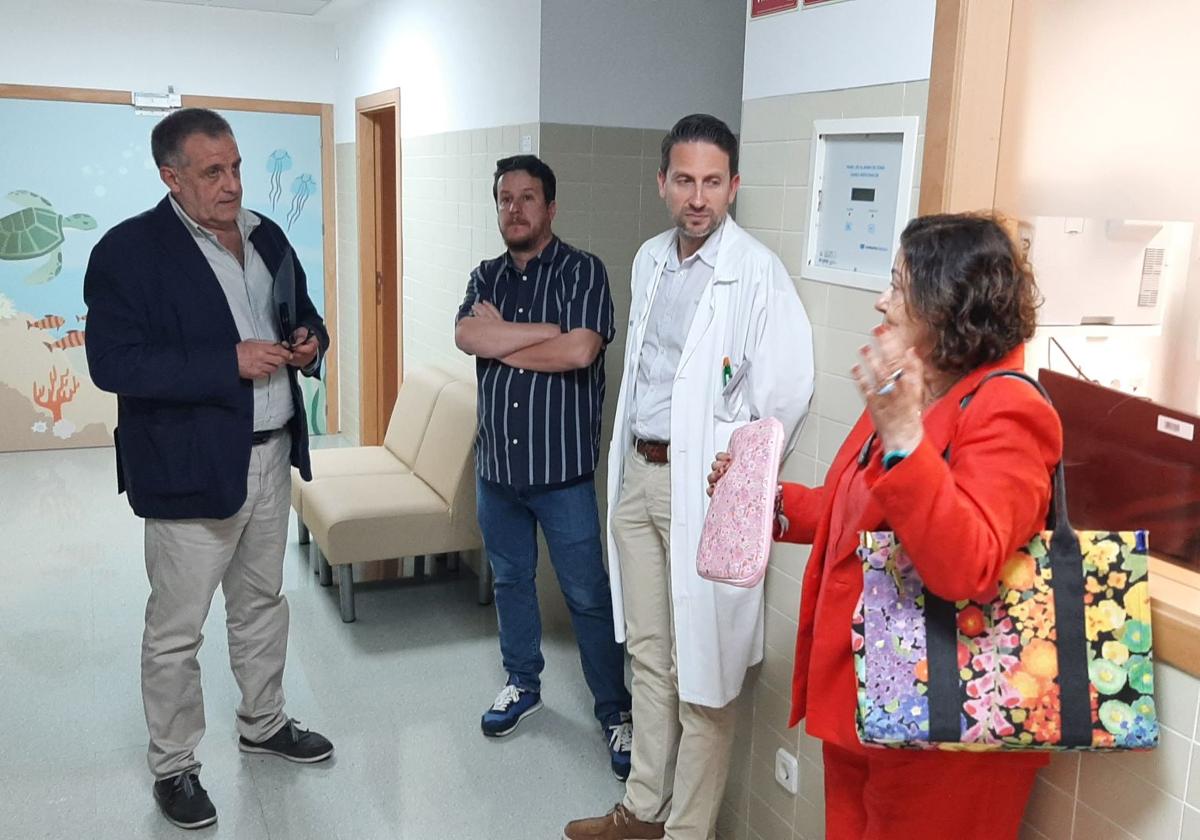 El director general de Salud Mental y Adicciones, Bartolomé Pérez Gálvez, en una visita al Hospital de Elche.