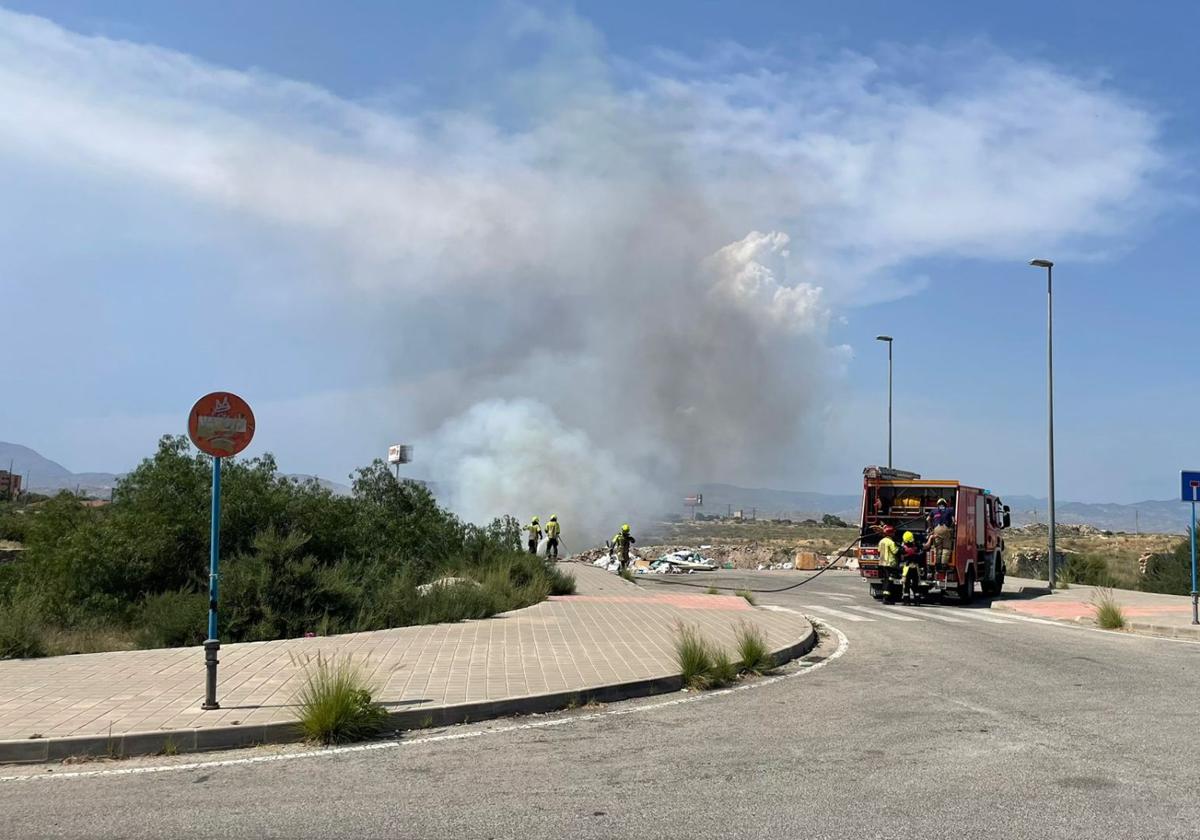 Los bomberos actuando para extinguir el incendio.