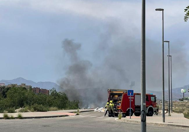 Los bomberos actuando para extinguir el incendio.