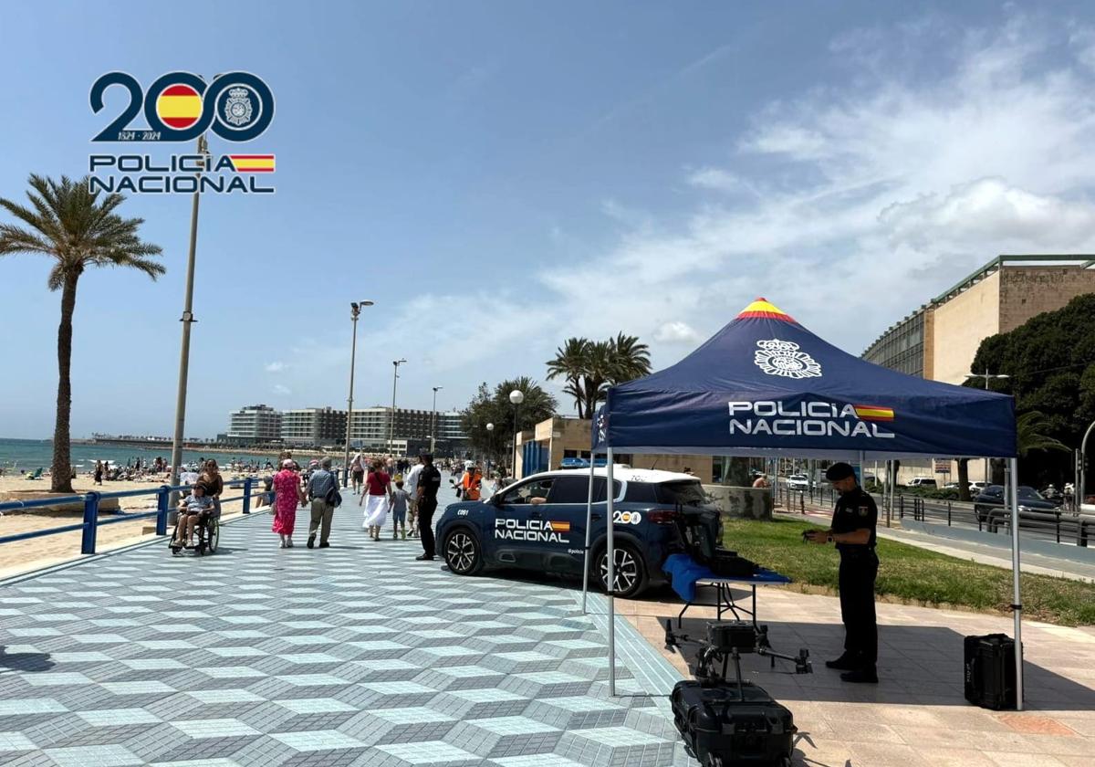 Puesto de atención de la Policía Nacional en la playa del Postiguet.