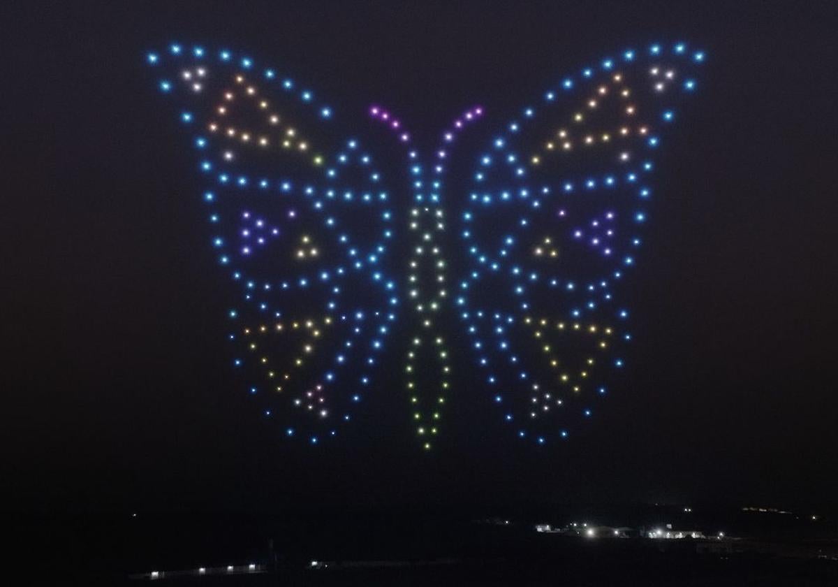 Imagen de una mariposa formada por drones.