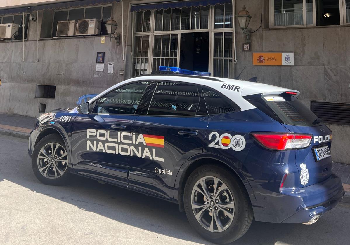 Una patrulla frente a la Comisaría de Benidorm.