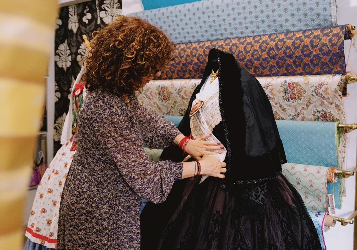 The dressmaker Conchi Beneyto with a basquiña.