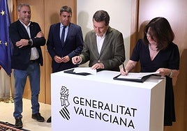 El conseller de Sanidad, Marciano Gómez, y la rectora de la UA, Amparo Navarro, firman las prácticas en presencia del rector de la UMH, Juan José Ruiz, y el jefe del Consell, Carlos Mazón.