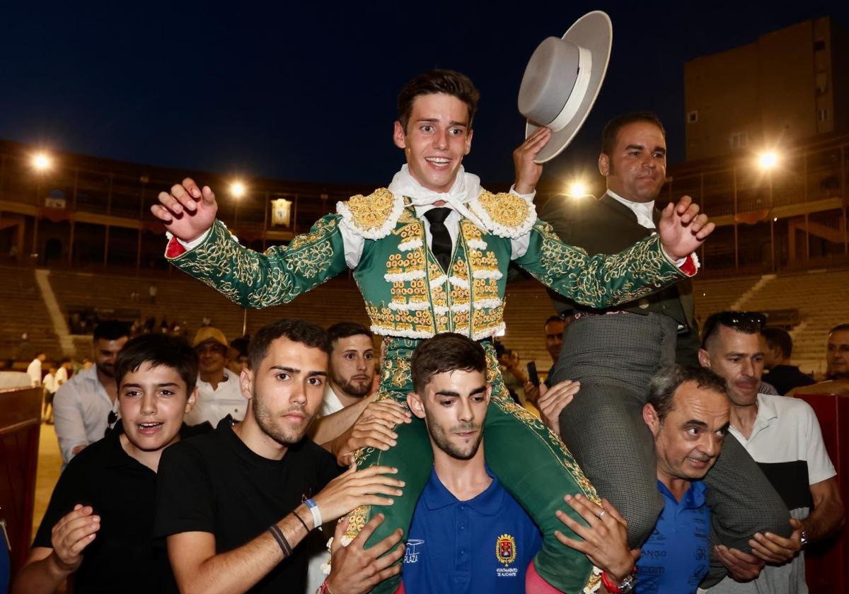 Javier Cuartero y el mayoral de la ganadería salen a hombros del festejo.