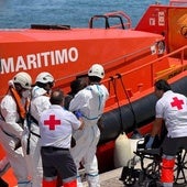 Miembros de Cruz Roja atienden a una persona a su llegada al puerto de Alicante.
