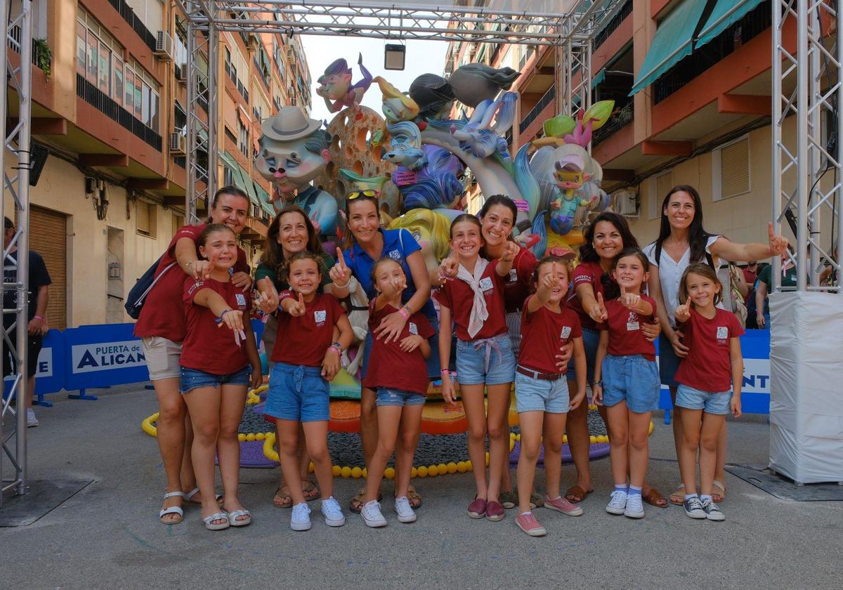 Imagen principal - Florida Portazgo reaches the pinnacle of the children's bonfires with the first prize