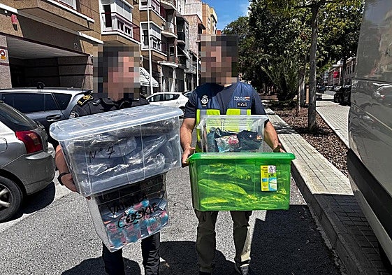 Agentes de la Policía Local de Elche y de Policía Nacional, con efectos decomisados.